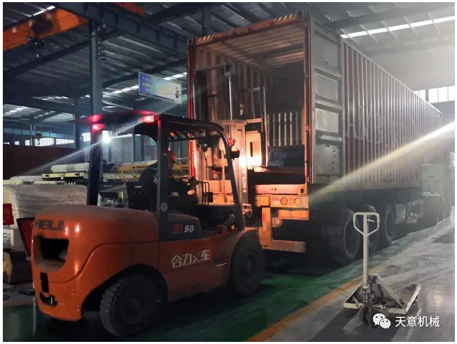 天意機械為柬埔寨客戶加工生產(chǎn)年產(chǎn)80萬平方輕質(zhì)墻板生產(chǎn)線成功裝車啟運！