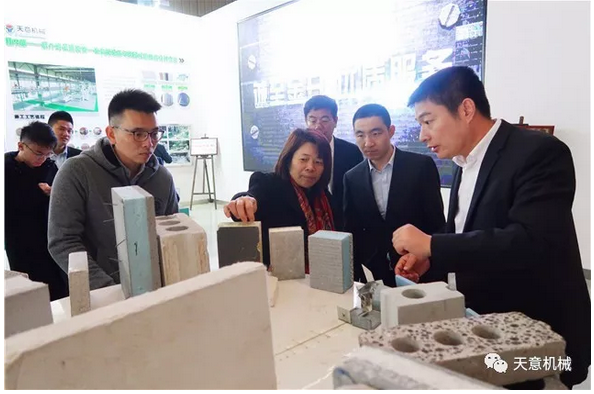 碧桂園集團(tuán)副總裁兼采購(gòu)中心總經(jīng)理?xiàng)铥惻d一行蒞臨天意參觀考察 碧桂園集團(tuán)副總裁兼采購(gòu)中心總經(jīng)理?xiàng)铥惻d一行蒞臨天意參觀考察